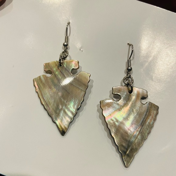 Arrowhead Wide Shell Earrings (assorted black color earrings ) - Picture 5 of 5